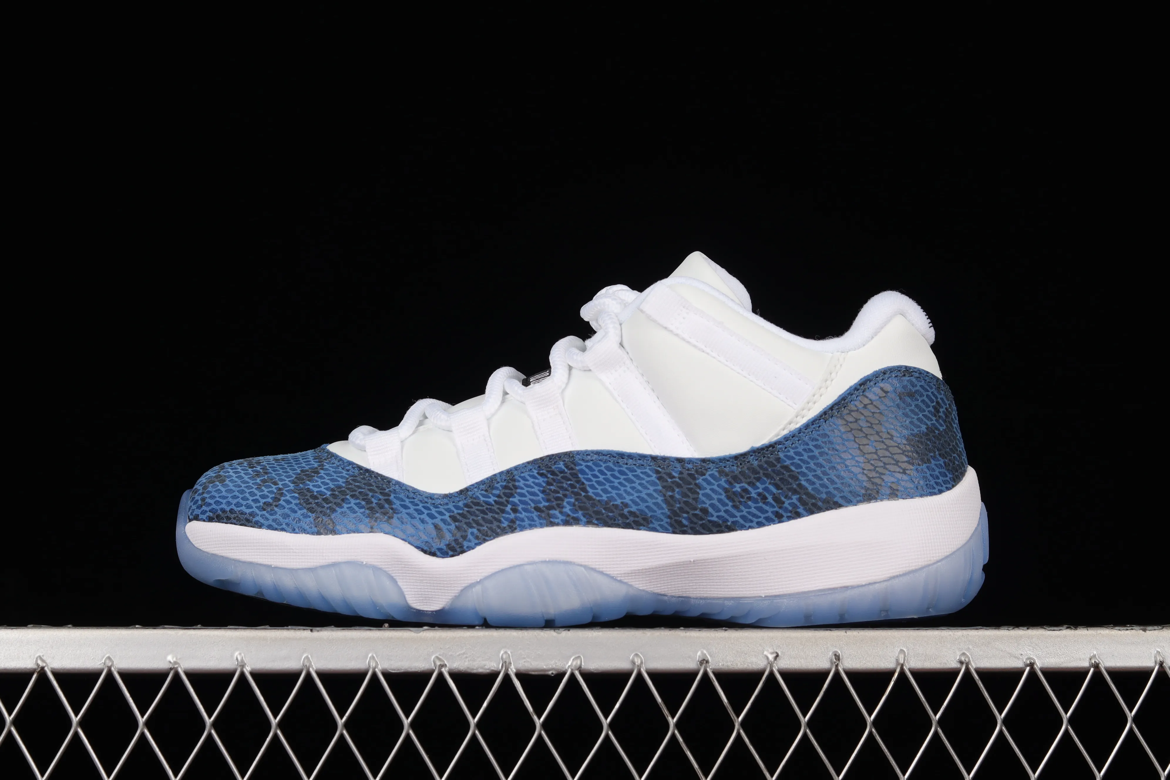 All categories Air Jordan Jordan series basketball shoes Air Jordan 11 F version Air Jordan 11 Low SE Snakeskin AJ11 Joe 11 blue snake pattern genuine carbon CD6846-102